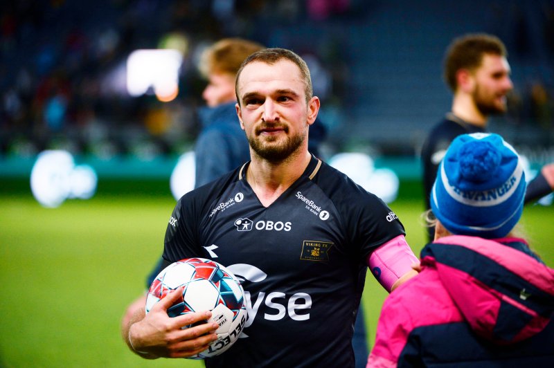 Veton Berisha fikk med seg ballen etter sitt første hattrick. Foto: Carina Johansen / NTB