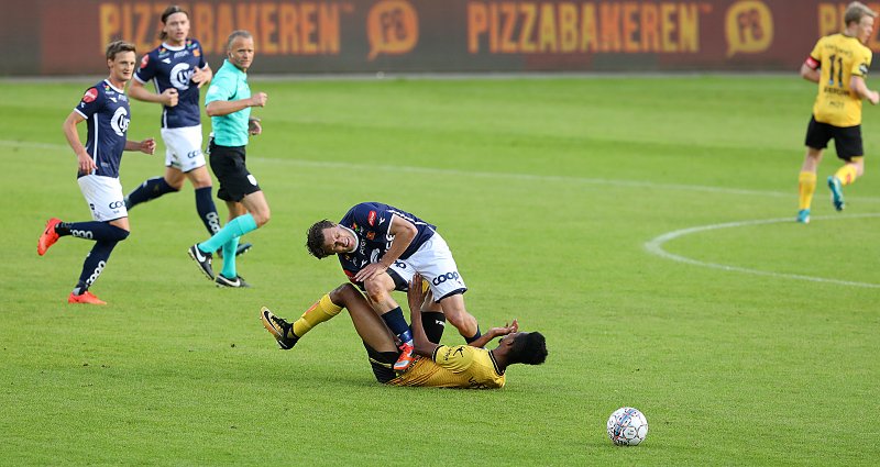 Det har gått hardt for seg i tidligere møter. Denne sesongen har Viking flest gule kort i Eliteserien, Lillestrøm nest færrest. Foto: Tore Fjermestad