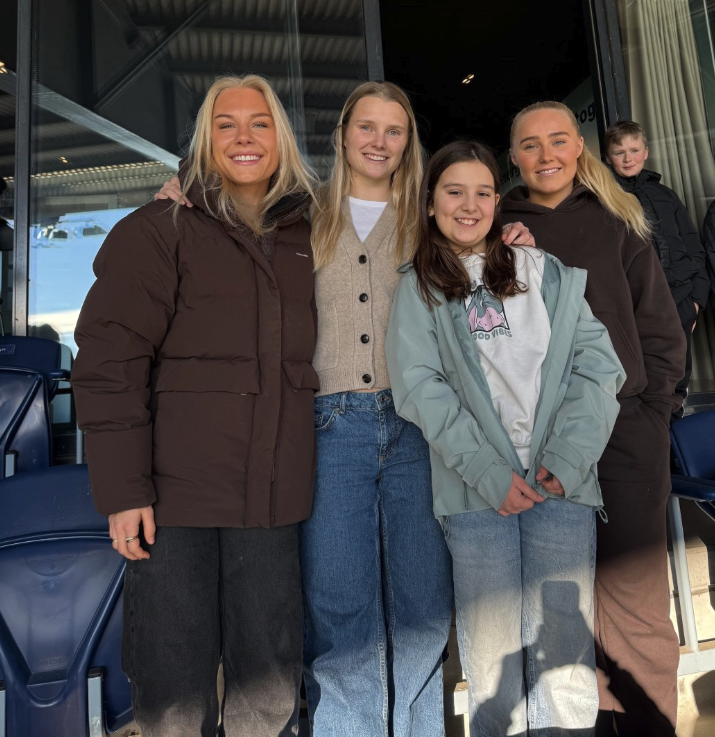 Damespillerne Frida Skoglund Pedersen, Ida Holm Neset og Hannah Handeland stilte til foto