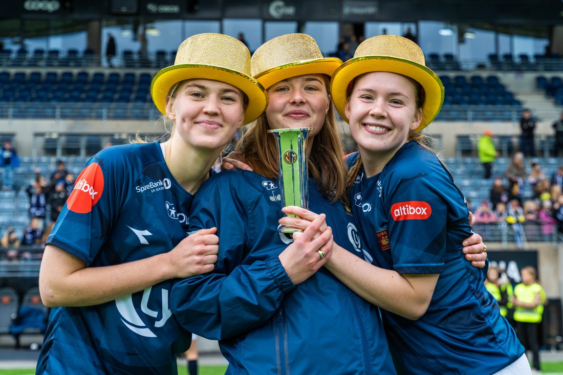 Hanne Sæthre Jakobsen (f.v.), Helene Broch og Gina Ødegaard var alle med helt siden oppstarten. I fjor fikk trioen gleden av å rykke opp sammen til 1. divisjon. Foto: Alexander Larsen