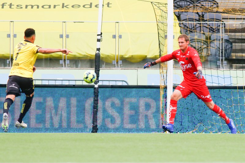 Iven Austbø har utvilsomt vært en av lagets beste spillere denne sesongen. I Kristiansand måtte han nok en gang vise seg fra sin beste side for å forhindre baklengsmål. Foto: Tor Erik Schrøder / NTB scanpix