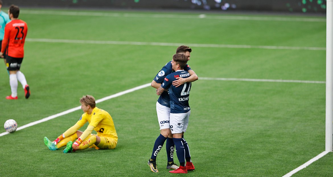 Viking - Åsane. Claes Kronberg har økt til 3-0, og blir gratulert av Stian Michalsen.